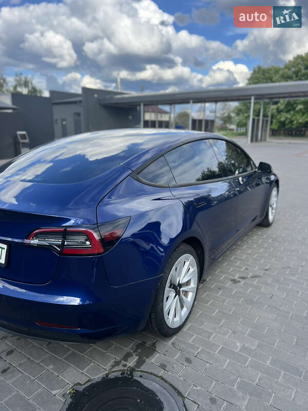 Седан Tesla Model 3 2022 в Березане
