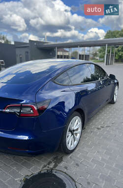 Седан Tesla Model 3 2022 в 