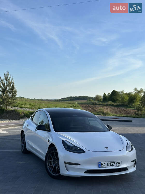 Седан Tesla Model 3 2021 в Львове