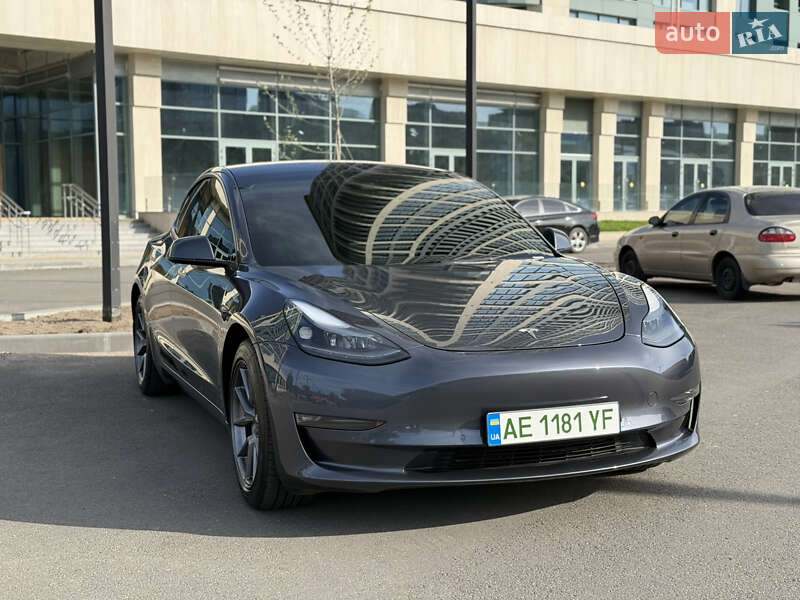Седан Tesla Model 3 2022 в 