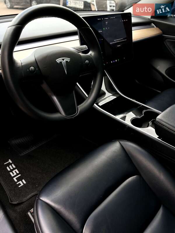Седан Tesla Model 3 2019 в Чернигове