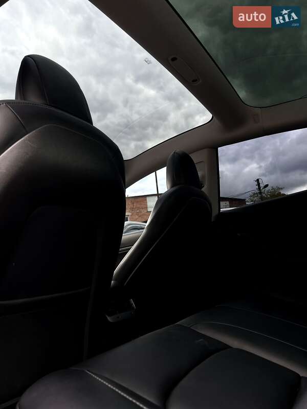 Седан Tesla Model 3 2019 в Чернигове
