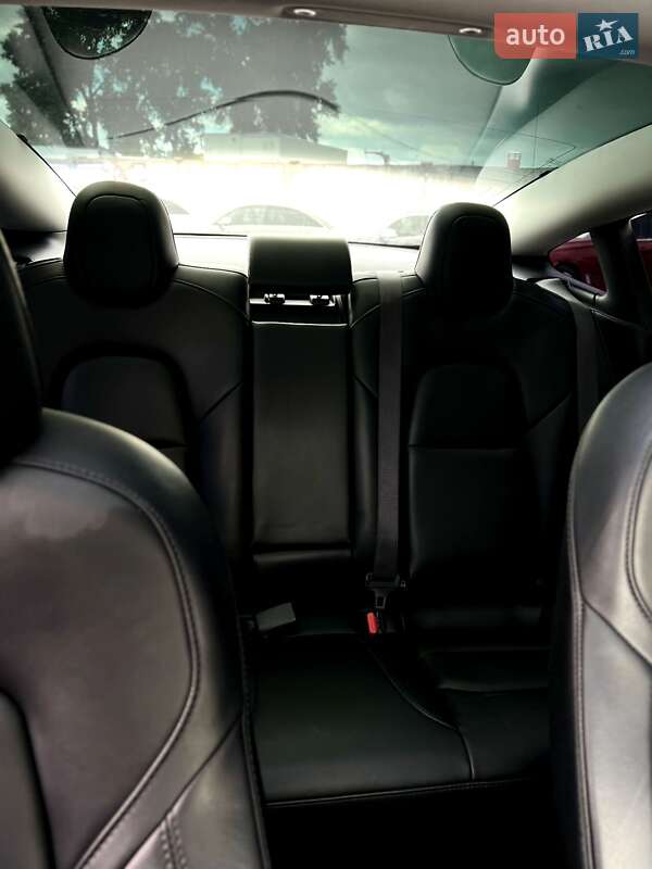 Седан Tesla Model 3 2019 в Чернигове