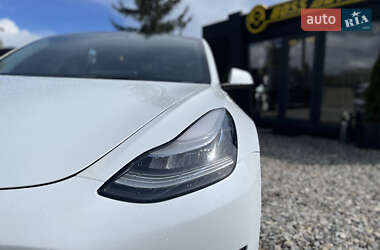 Седан Tesla Model 3 2022 в 