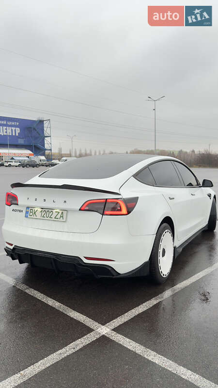 Седан Tesla Model 3 2022 в Ровно