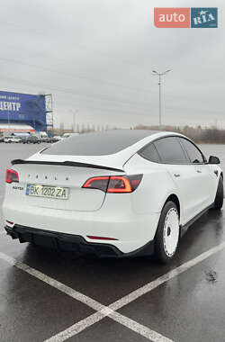 Седан Tesla Model 3 2022 в 
