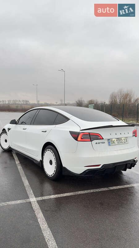 Седан Tesla Model 3 2022 в Ровно
