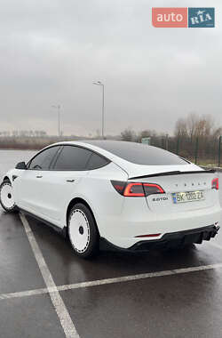 Седан Tesla Model 3 2022 в 