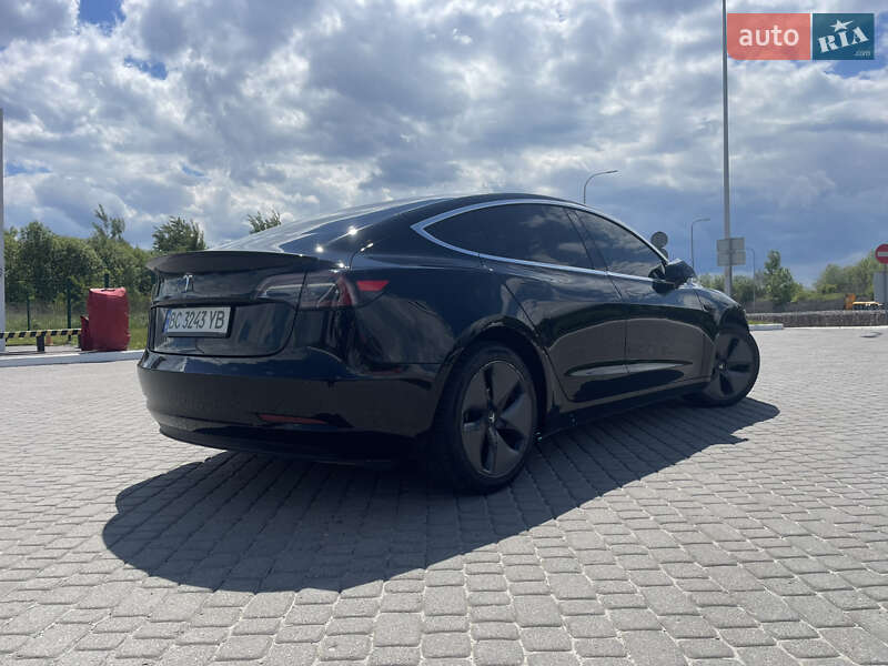 Седан Tesla Model 3 2018 в Львові