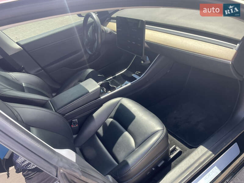Седан Tesla Model 3 2018 в Львові