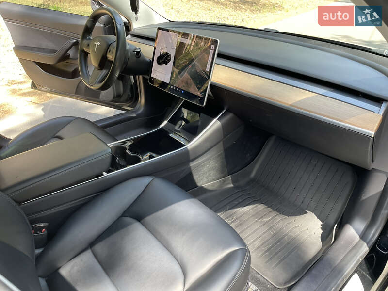 Седан Tesla Model 3 2019 в Бородянці