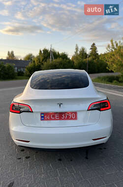 Седан Tesla Model 3 2021 в 