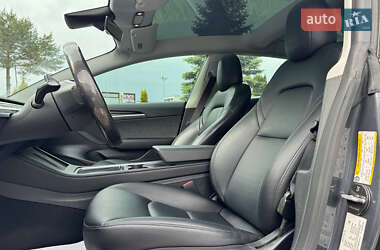 Седан Tesla Model 3 2023 в 