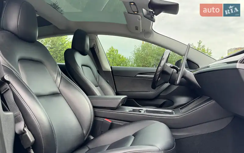 Седан Tesla Model 3 2023 в 