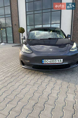 Седан Tesla Model 3 2022 в 