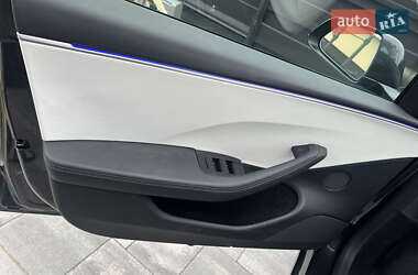 Седан Tesla Model 3 2024 в 
