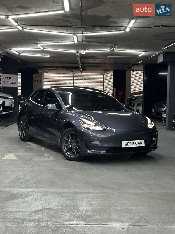Седан Tesla Model 3 2022 в 