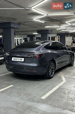 Седан Tesla Model 3 2022 в 