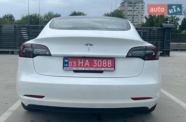 Седан Tesla Model 3 2022 в 