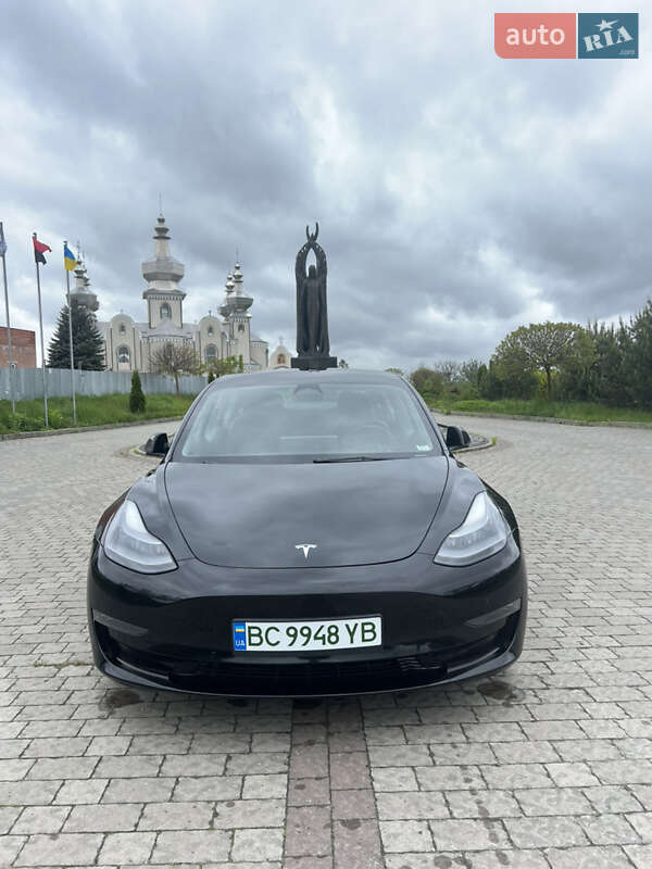 Седан Tesla Model 3 2022 в 