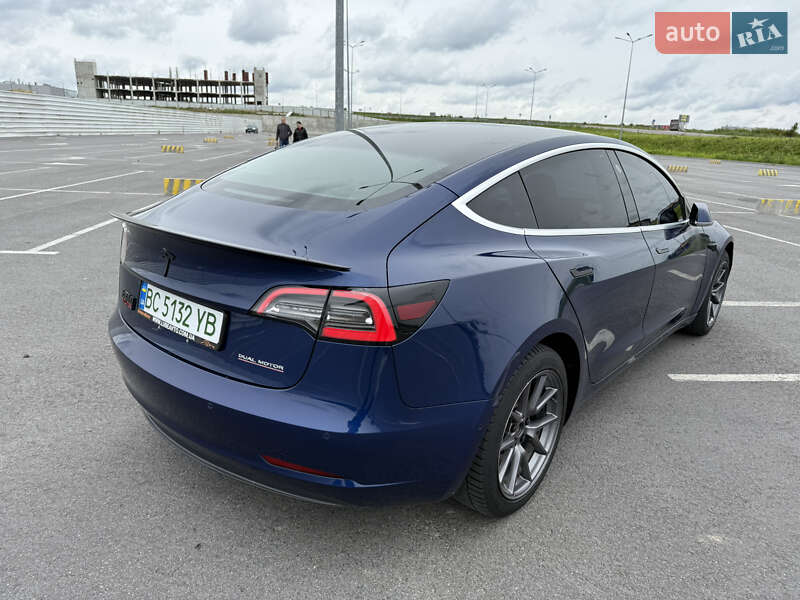 Седан Tesla Model 3 2018 в Львове