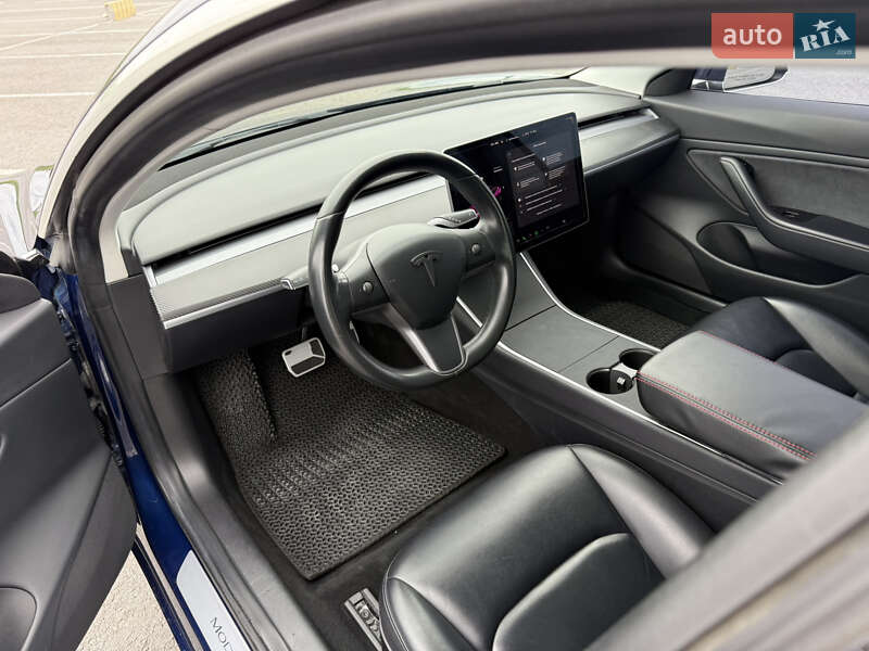 Седан Tesla Model 3 2018 в Львове