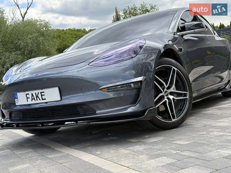 Седан Tesla Model 3 2020 в Ужгороді