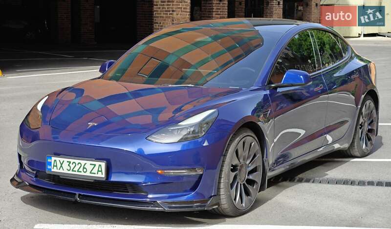 Седан Tesla Model 3 2023 в 