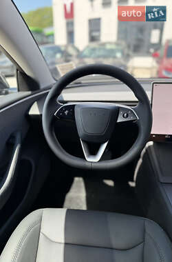Седан Tesla Model 3 2024 в 