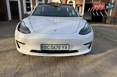 Седан Tesla Model 3 2022 в 