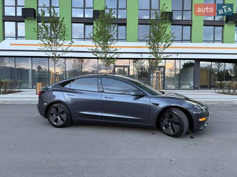 Седан Tesla Model 3 2021 в Киеве