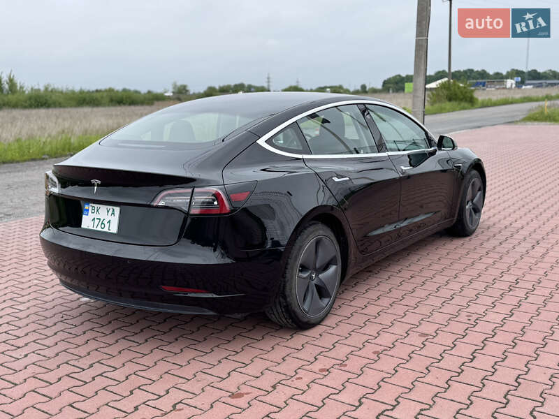 Седан Tesla Model 3 2018 в Ровно