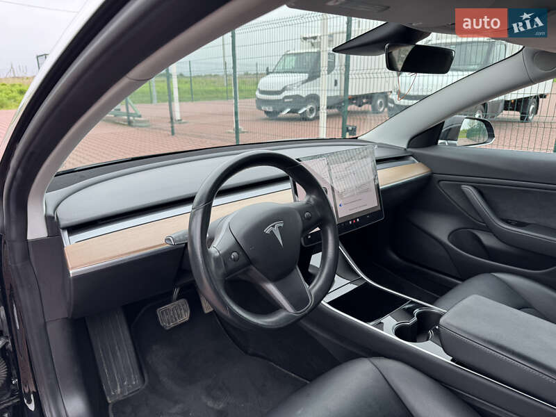 Седан Tesla Model 3 2018 в Ровно
