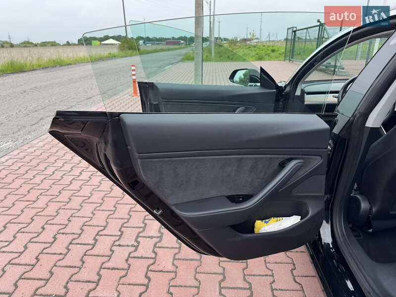 Седан Tesla Model 3 2018 в Ровно