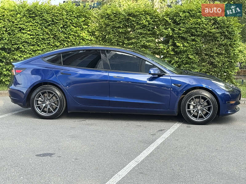 Седан Tesla Model 3 2022 в Киеве