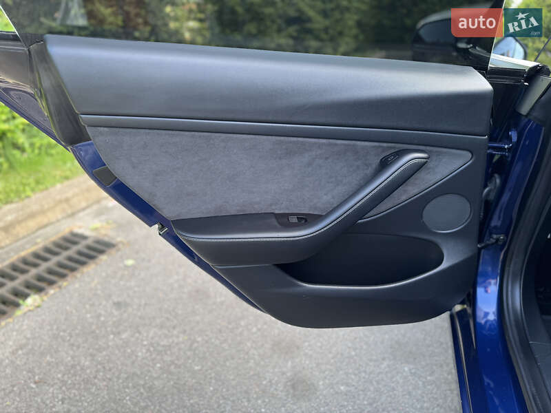 Седан Tesla Model 3 2022 в Киеве
