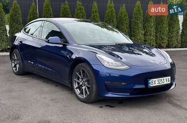 Седан Tesla Model 3 2022 в 