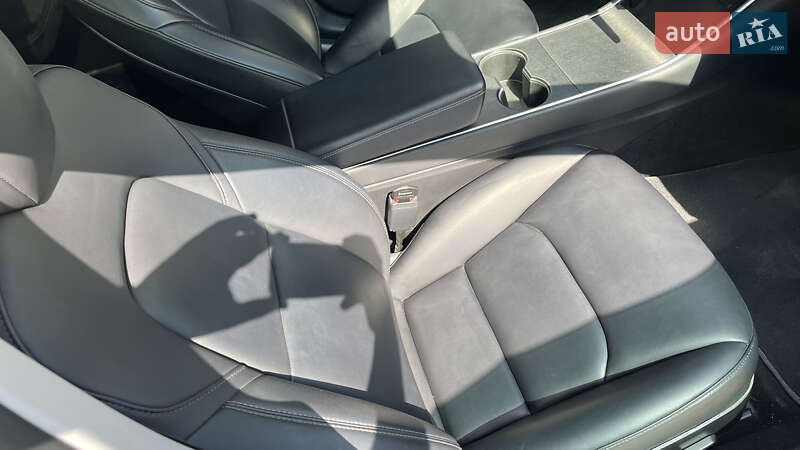 Седан Tesla Model 3 2018 в Києві