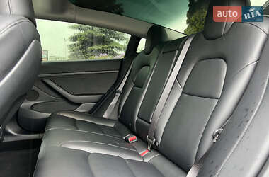 Седан Tesla Model 3 2023 в 