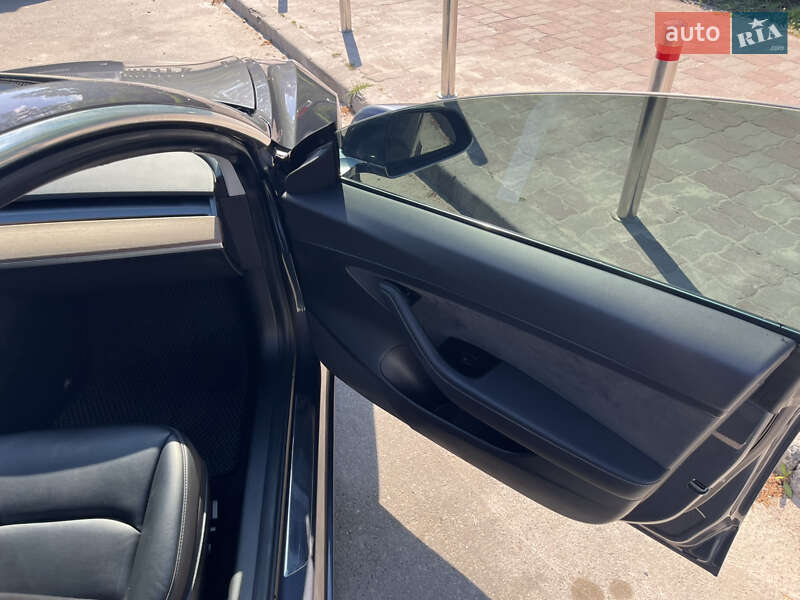 Седан Tesla Model 3 2020 в Киеве