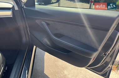 Седан Tesla Model 3 2020 в 