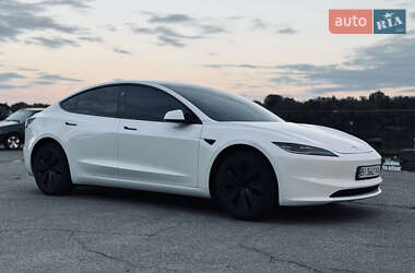 Седан Tesla Model 3 2024 в 