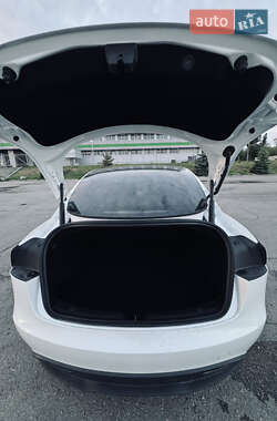 Седан Tesla Model 3 2024 в 