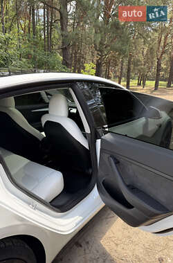 Седан Tesla Model 3 2023 в 