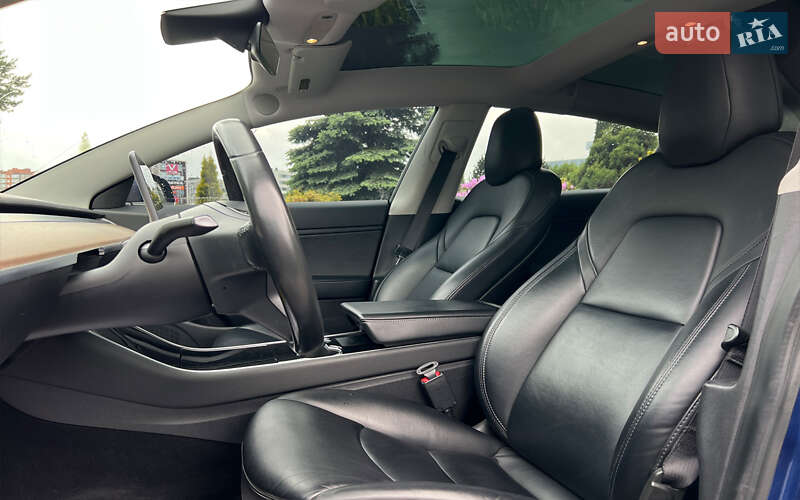 Седан Tesla Model 3 2019 в Львові