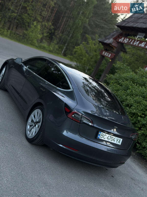 Седан Tesla Model 3 2019 в Львове
