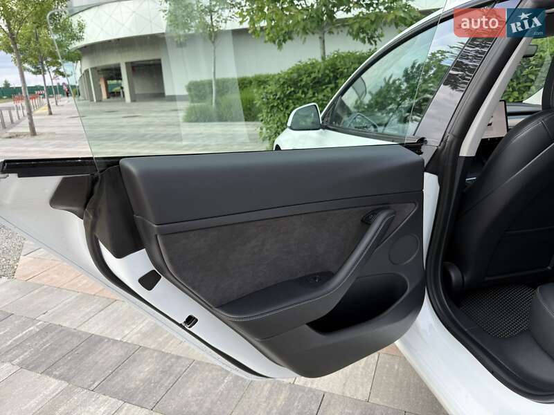 Седан Tesla Model 3 2022 в Киеве