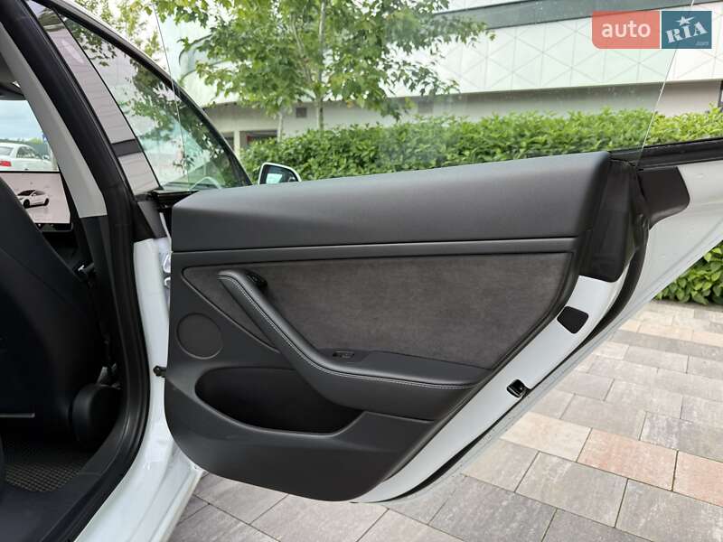 Седан Tesla Model 3 2022 в Киеве