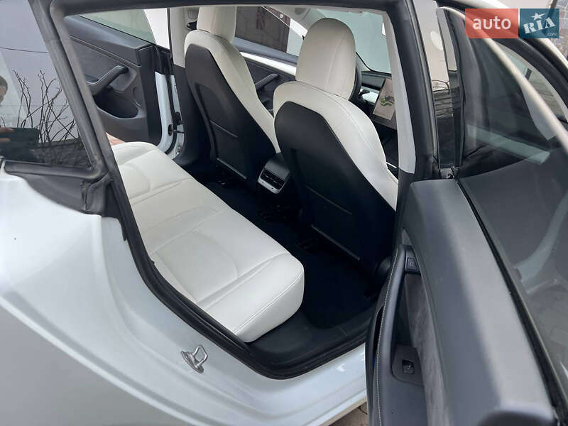 Седан Tesla Model 3 2021 в Киеве