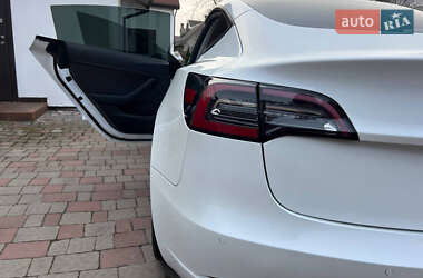 Седан Tesla Model 3 2021 в Киеве
